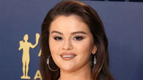 selena gomez tette|Selena Gomez deletes racy snap after embarrassing wardrobe。